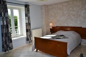 1 dormitorio con cama y ventana en La rosiere en Touligny