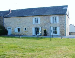 una vieja casa de piedra con dos banderas delante en La rosiere en Touligny