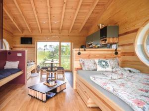 Ένα ή περισσότερα κρεβάτια σε δωμάτιο στο Bird Lodge for 6 guests, 50 m from the lake, sauna, hot tube