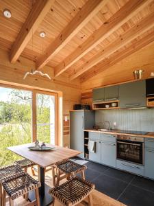 Køkken eller tekøkken på Bird Lodge am See mit Sauna für 6 Gäste