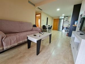 sala de estar con sofá y mesa en Las Jarcias en Moncófar