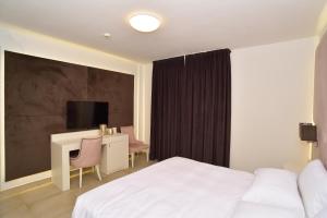 Säng eller sängar i ett rum på M2 Hotel