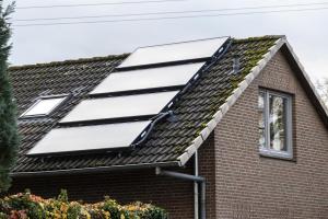 a house with solar panels on the roof at Ferienwohnung Familie Weihe in Reppenstedt