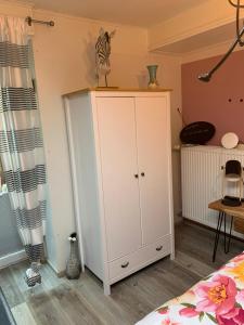 een slaapkamer met een witte kast in een kamer bij Fleur in Dudenhofen