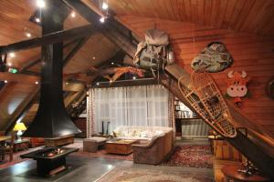 a living room with a wooden ceiling with a slide at Guest House Chalet Saint Roch in Albiez-Montrond