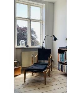 sala de estar con silla y ventana en ApartmentInCopenhagen Apartment 1548, en Copenhague