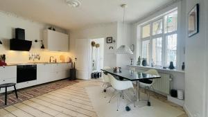 uma cozinha com mesa e cadeiras num quarto em ApartmentInCopenhagen Apartment 1548 em Copenhague
