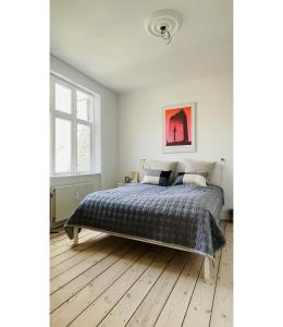 1 dormitorio con cama y ventana en ApartmentInCopenhagen Apartment 1548, en Copenhague