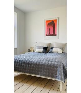 um quarto com uma cama e um quadro na parede em ApartmentInCopenhagen Apartment 1548 em Copenhague