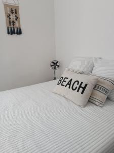 - un lit blanc avec un oreiller de plage dans l'établissement Havre de paix coeur de Vichy, à Vichy