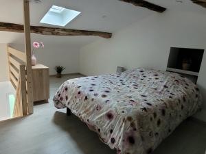 1 dormitorio con 1 cama y TV en Appartement récemment rénové, en Saint-Léger