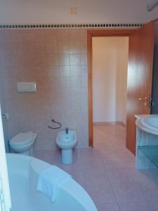 ヴィエステにあるCasa Vacanze Del Carruboのバスルーム(トイレ、洗面台付)