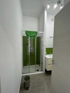 シラクーサにあるOrtigia D'amareのバスルーム(ガラスドア付きのシャワー付)