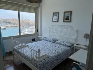 シラクーサにあるOrtigia D'amareの港の景色を望むベッドルーム1室(ベッド1台付)