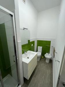シラクーサにあるOrtigia D'amareのバスルーム(白い洗面台、トイレ付)