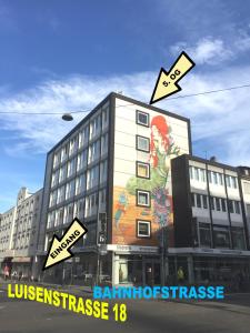 ein Gebäude mit einem Gemälde auf der Seite in der Unterkunft Business Hostel Wiesbaden ONE in Wiesbaden