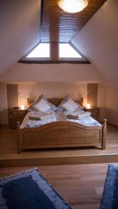 1 dormitorio con 1 cama grande y ventana en Ferienwohnung Zur Scheune, en Boos