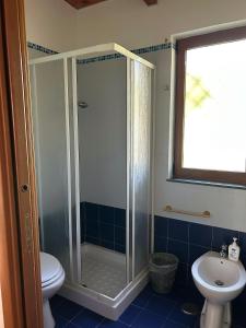 モンテ・ディ・プローチダにあるLa Lantanaのバスルーム(シャワー、トイレ、シンク付)