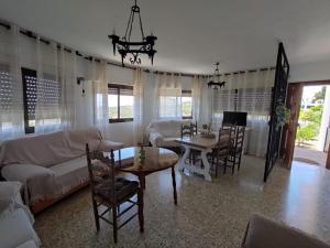Nívar的住宿－Casa los Huertecillos，客厅配有沙发和桌椅