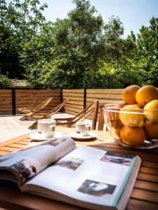 馬薩馬里蒂馬的住宿－SLEEP 'N' RIDE Massa Marittima，一张桌子,上面放着一本书和一碗水果