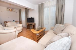 Телевизор и/или развлекательный центр в Apartments Adeona