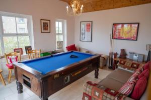 ein Wohnzimmer mit einem Billardtisch darin in der Unterkunft Fairhead Lodge Family Friendly Holiday Home in Ballyvoy