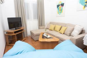 Телевизор и/или развлекательный центр в Apartments Adeona