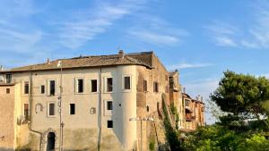 un antiguo edificio en medio de una ciudad en Country Loft in antico monastero, Capena - Roma, en Capena