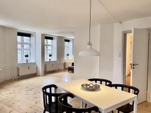 a kitchen and dining room with a table and chairs at Copenhagen 2 Bedroom Apartment in Copenhagen