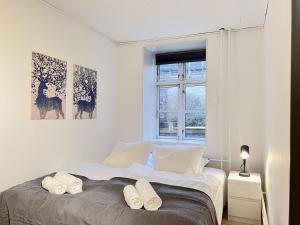 コペンハーゲンにあるCopenhagen 2 Bedroom Apartmentのベッドルーム1室(ベッド1台、白いタオル2枚付)