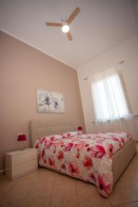 um quarto com uma cama e uma ventoinha de tecto em Casa Dafne em Livorno