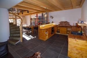 米滕瓦爾德的住宿－Alpenloft 1，客房设有带桌子和楼梯的厨房