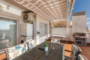 a dining room with a table and chairs and a kitchen at Apartamento Clayma in Puerto de Mazarrón