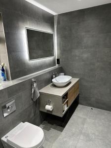y baño con lavabo y aseo. en Luxury West London 3BR House, Cul De Sac, en Isleworth