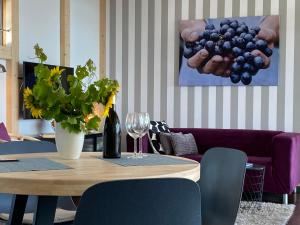 Posedenie v ubytovaní La Casa del Vino, Lichtdurchflutete Villa mit Pool, atemberaubender Meerblick