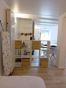 ein Wohnzimmer mit einem Tisch und einem Esszimmer in der Unterkunft Studio Chavigny avec wifi in Chavigny