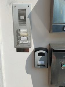 un compteur de paie sur un mur à côté d'une machine dans l'établissement IL VICOLO_Carinissimo appartamento in centro storico, zona giorno mansardata, à Belluno