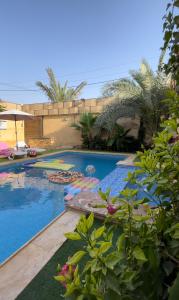 een groot zwembad met een resort bij Orient Villa-Dead Sea in Sowayma