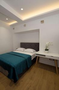 a bedroom with a bed and a desk with a bed sidx sidx sidx at Apartment Strada magica in Omiš