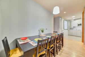 a kitchen and dining room with a table and chairs at Apartamento El Rincón del Chupinazo in Pamplona