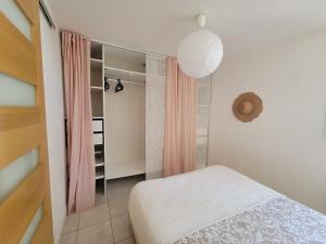 a small bedroom with a bed and a closet at Appartement avec terrasse in Gaillon