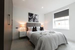 Postel nebo postele na pokoji v ubytování Drake House Apt 10 in Staines - Free Parking - Heathrow - Thorpe Park
