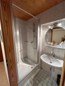 La salle de bains est pourvue d'une douche, d'une baignoire et d'un lavabo. dans l'établissement Fagererhof, à Bad Reichenhall