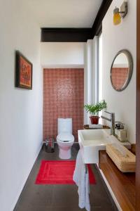 バジェ・デ・ブラボにあるValle de Bravo Casa Santa Rosaのバスルーム(白い洗面台、トイレ付)