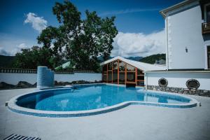 Piscina de la sau aproape de LakeSide Hotel & Spa