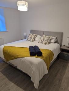 1 dormitorio con 1 cama con manta amarilla en Fernworthy, en Okehampton