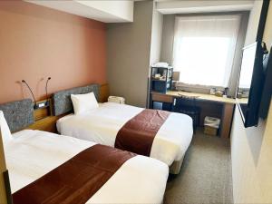 a hotel room with two beds and a window at HOTEL SUI AKASAKA by ABEST in Tokyo