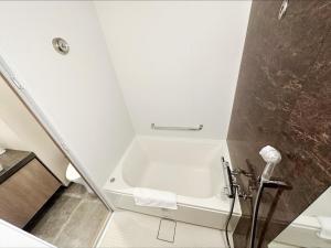 a bathroom with a bath tub in a room at HOTEL SUI AKASAKA by ABEST in Tokyo