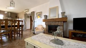sala de estar con chimenea y comedor en Casa Surf La Higuerita, en Tetir