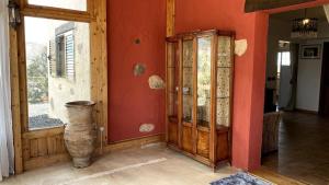 Habitación con armario de madera y jarrón. en Casa Surf La Higuerita, en Tetir 27 fotos más